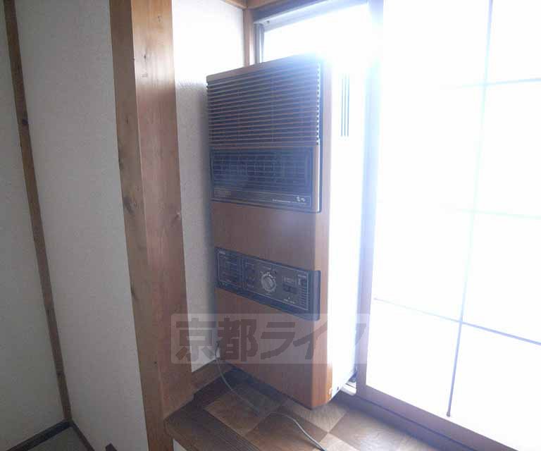 その他設備　窓にエアコンあり。