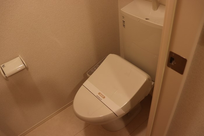 トイレ　トイレは快適な温水洗浄便座付