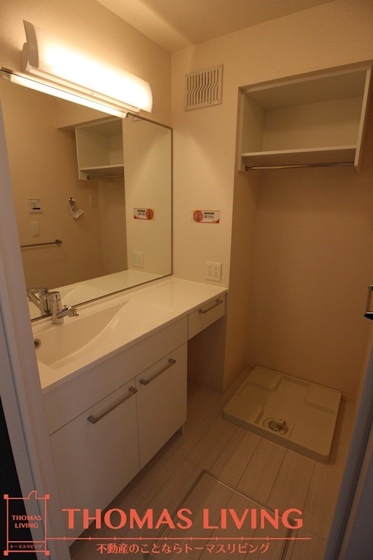 洗面設備　忙しい朝にも嬉しいシャワー付き洗面台