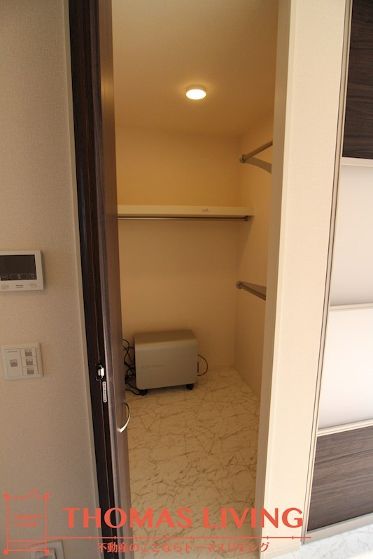 収納　ウォークインクローゼットにたっぷり収納できます