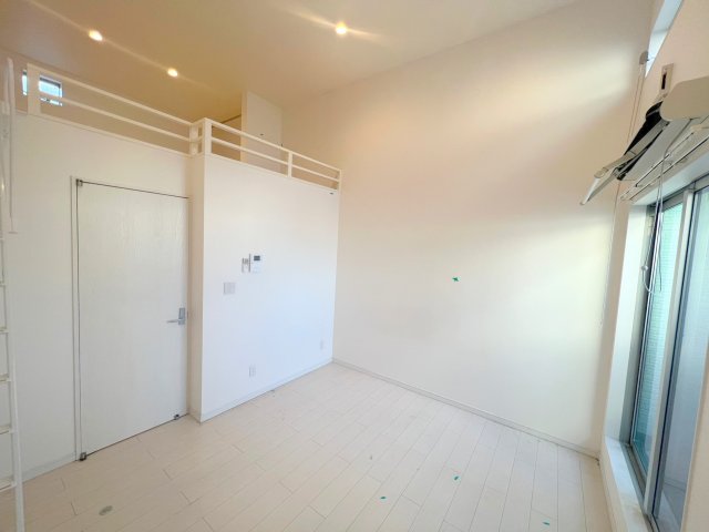 居室・リビング　白を基調とした内装でおしゃれで、落ち着ける空間です。