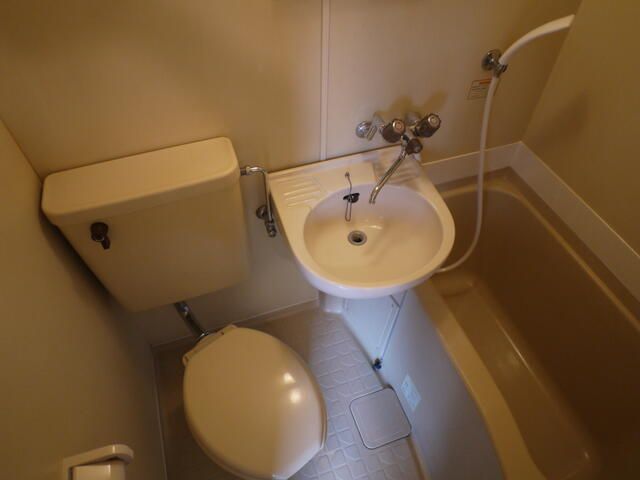 バス・シャワールーム　バスルームは浴槽付なので、ゆったり湯船につかれますね♪