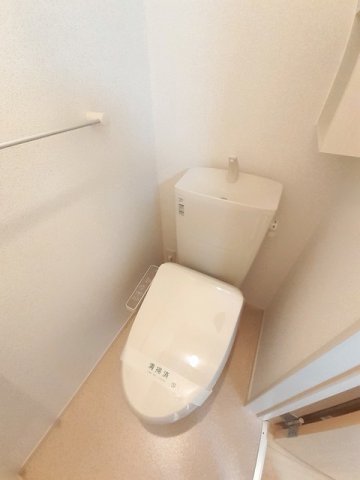 トイレ　落ち着いた色調のトイレです