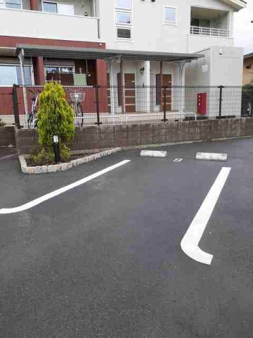 駐車場　駐車場があるので、車を買う予定の方も安心です