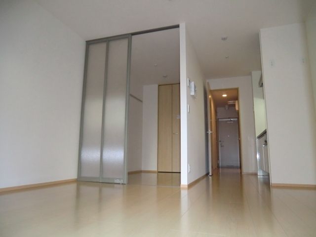 居室・リビング　フローリング　シースルー間仕切り