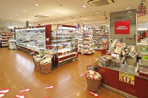 スーパー　成城石井シァル鶴見店（スーパー）まで300m