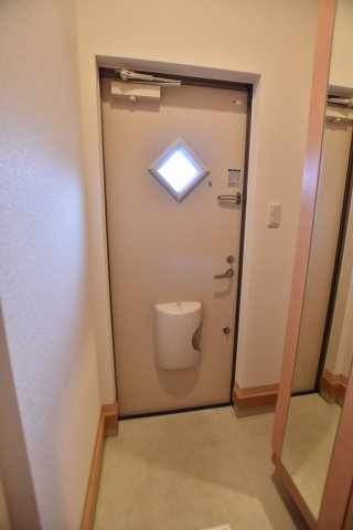 玄関　画像は別号室。ご参考にどうぞ