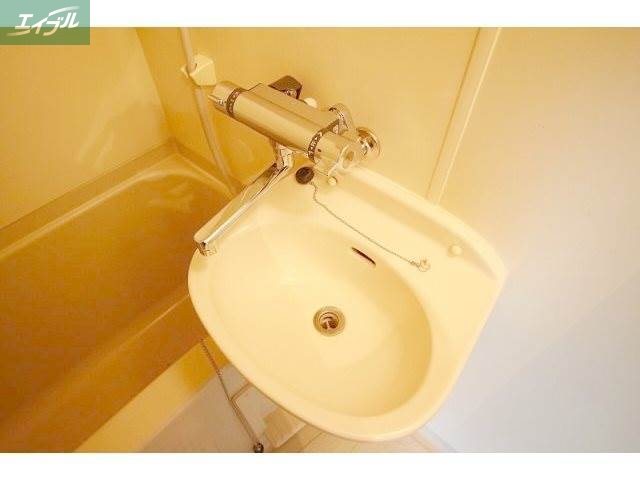 洗面設備　サーモン水栓