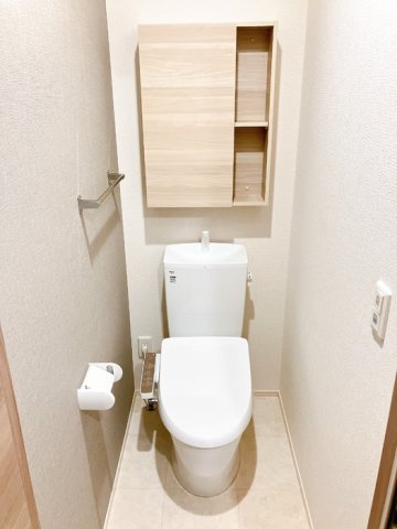 トイレ　落ち着いた色調のトイレです