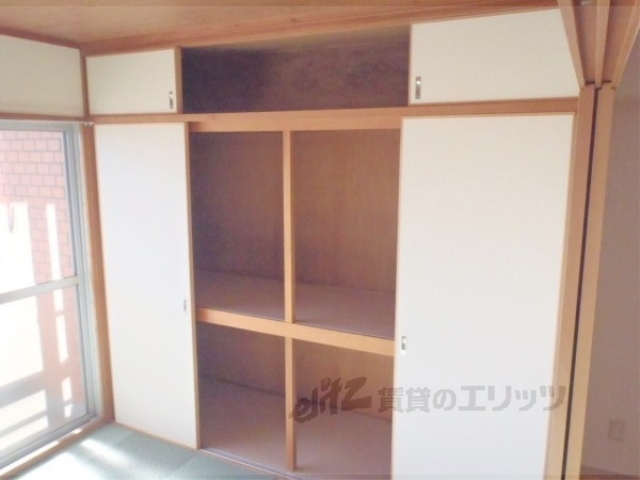 収納　壁一面の大きな押し入れです。