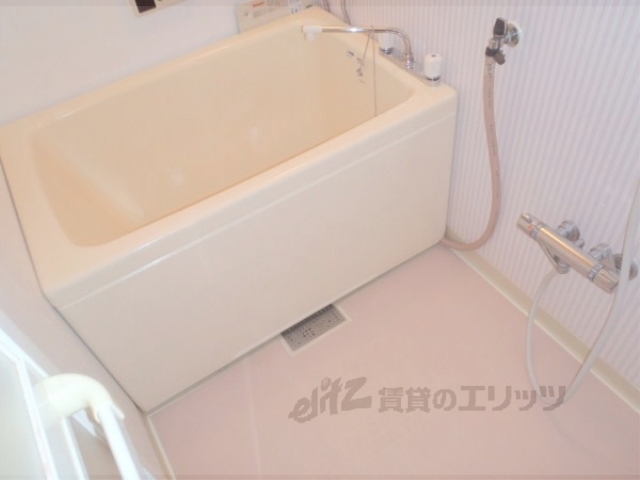 バス・シャワールーム　ゆったりと入れるお風呂です。