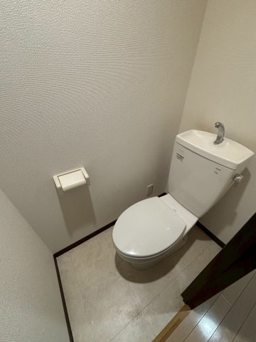 トイレ　別号室の写真です。ご参考までに