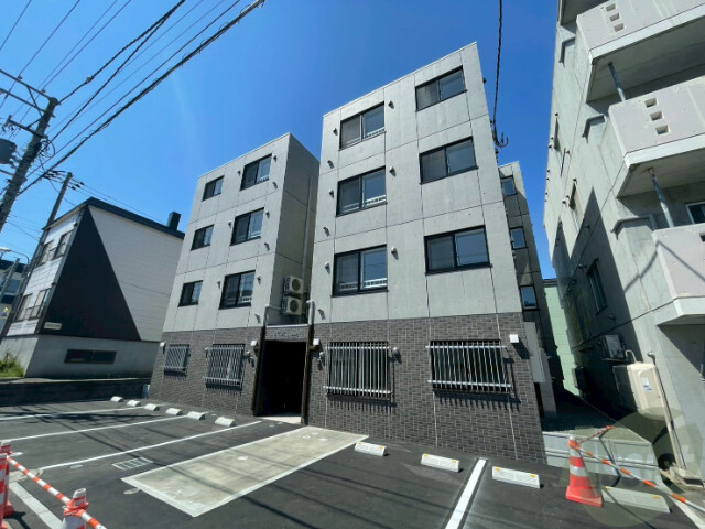 建物外観　豊平区平岸３条「ＭＯＡ南平岸」