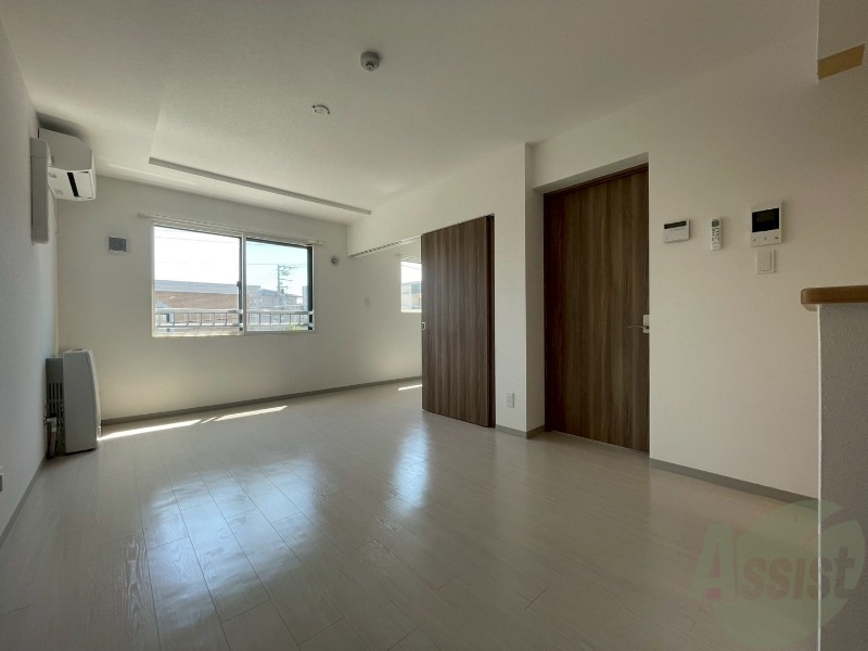 居室・リビング　木目のフローリングは落ち着きのある印象のお部屋になりますね。