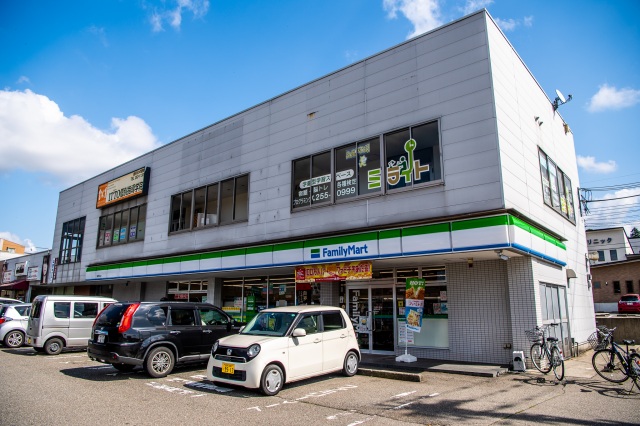コンビニ　ファミリーマート 金沢田上店（コンビニ）まで400m