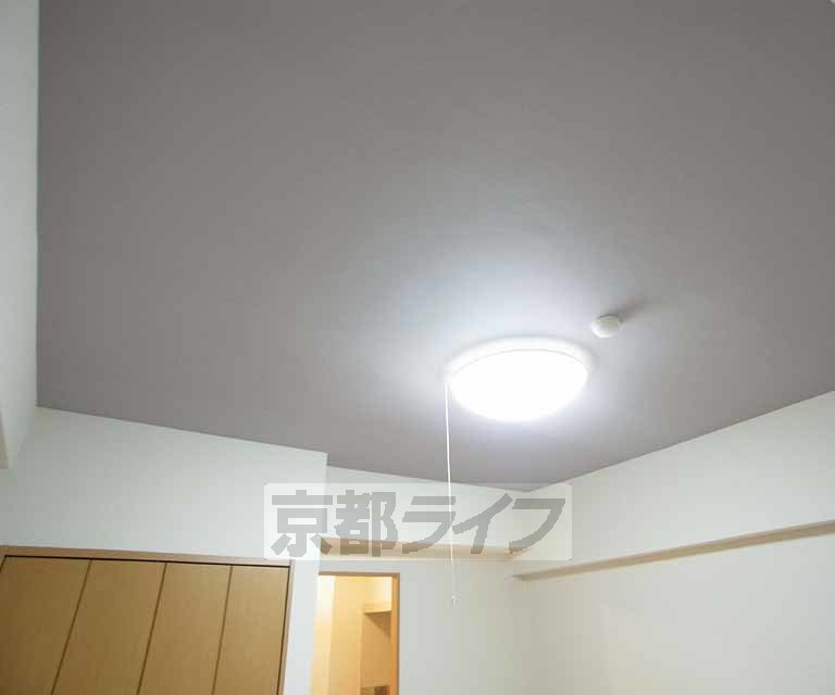 その他部屋・スペース　優しい色合いのアクセントクロスが落ち着いた雰囲気を醸し...