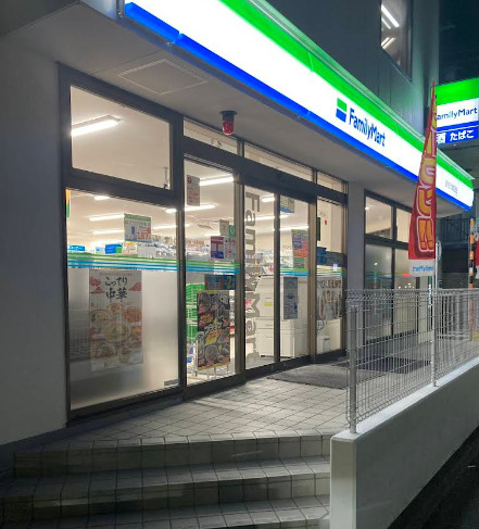 コンビニ　ファミリーマート 雪が谷大塚駅西店（コンビニ）まで553m