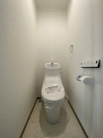 トイレ　温水洗浄便座機能付きのトイレです。清潔感があり毎日快適な暮ら