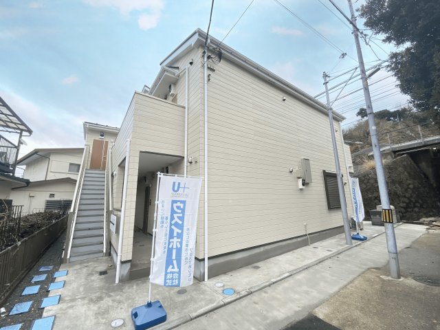 建物外観　県立大学駅から徒歩４分の好立地！ 駅前にはコンビニがあり、海