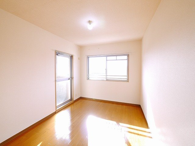 その他部屋・スペース　開放的な寝室です