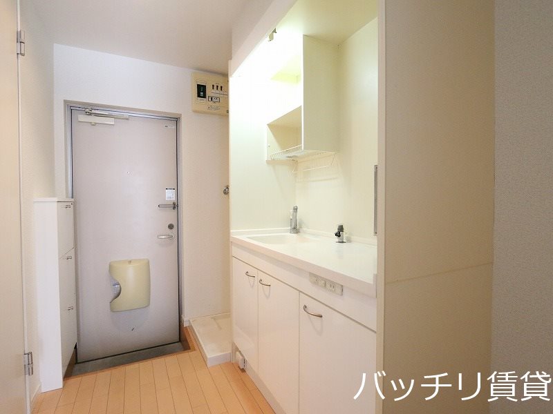 キッチン　別号室タイプの為、現状を優先致します。