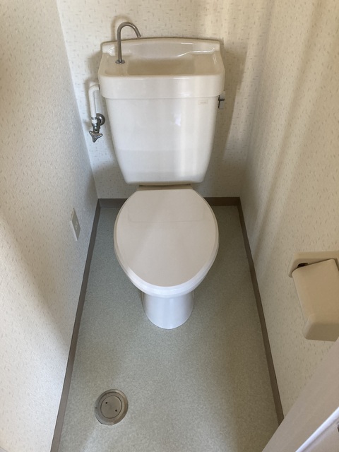 トイレ　※補修前の参考画像の為、設備等は現況優先。