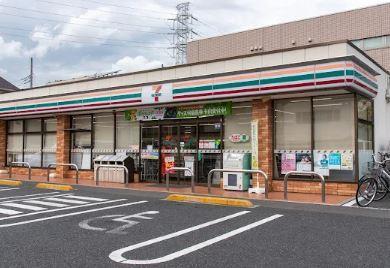 コンビニ　セブンイレブン 足立六町1丁目店（コンビニ）まで631m