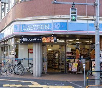 コンビニ　ローソン 足立六町駅前店（コンビニ）まで495m