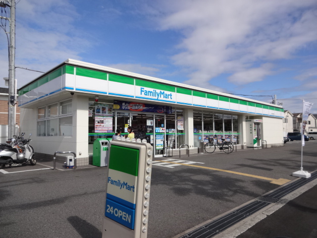 コンビニ　ファミリーマート（コンビニ）まで709m