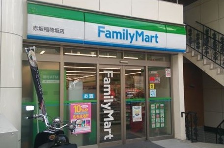 コンビニ　ファミリーマート赤坂稲荷坂店（コンビニ）まで227m