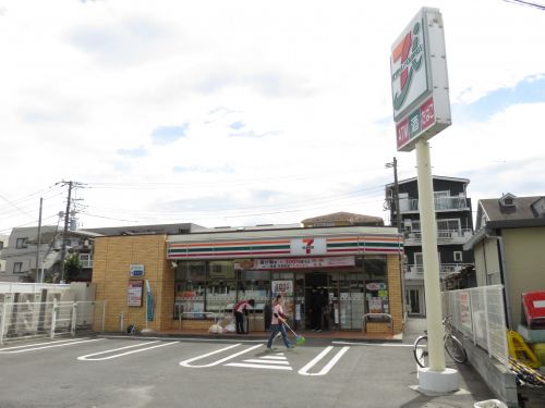 コンビニ　セブンイレブン横浜日吉本町駅前店（コンビニ）まで604m