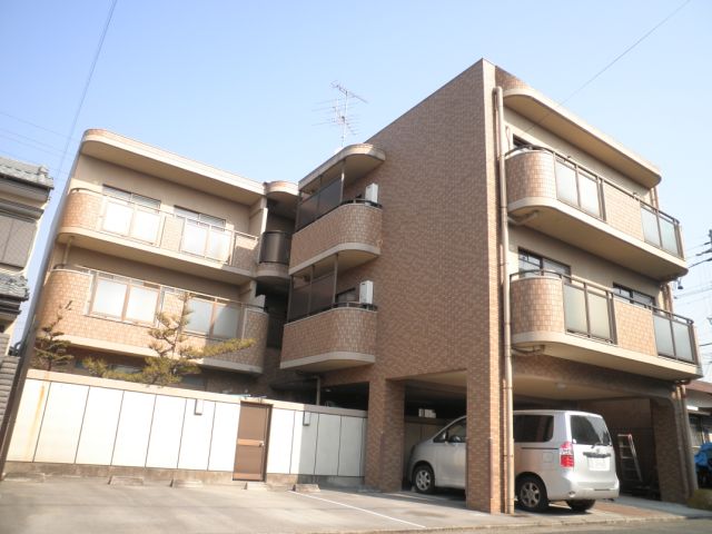 建物外観　３階建てＲＣ造マンションです。