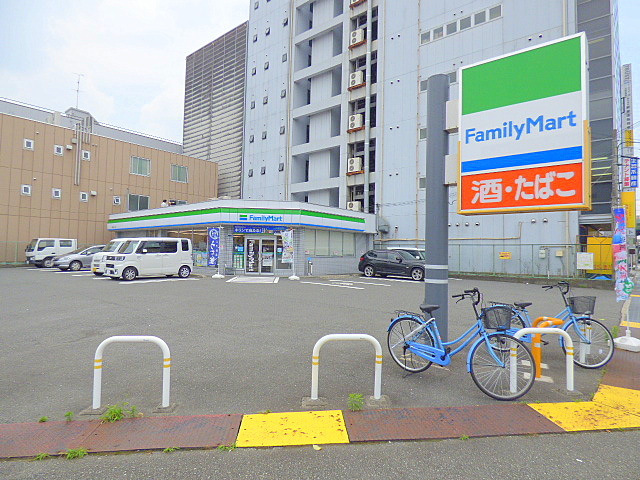 コンビニ　ファミリーマート（コンビニ）まで303m