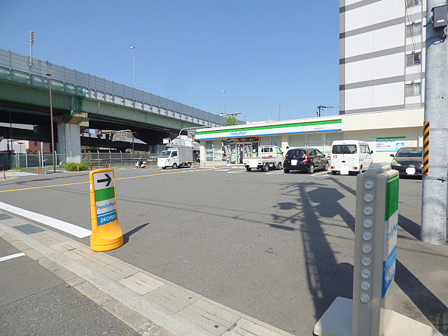 コンビニ　ファミリーマート（コンビニ）まで318m