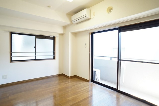 居室・リビング　参考写真（同建物反転タイプ別部屋のものです）窓はありません。