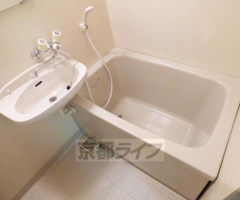 バス・シャワールーム　広々と入れます。