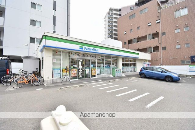コンビニ　ファミリーマート（コンビニ）まで895m