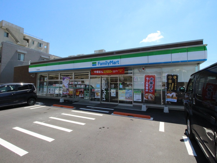 コンビニ　ファミリーマート（コンビニ）まで750m