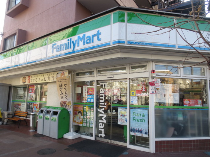 コンビニ　ファミリーマート（コンビニ）まで104m