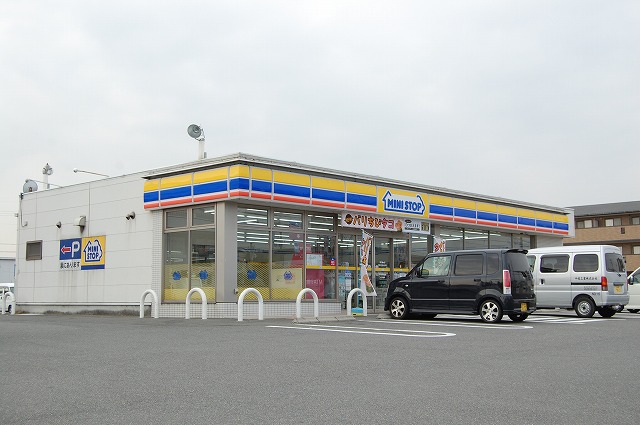 コンビニ　ミニストップ四日市泊小柳店（コンビニ）まで665m