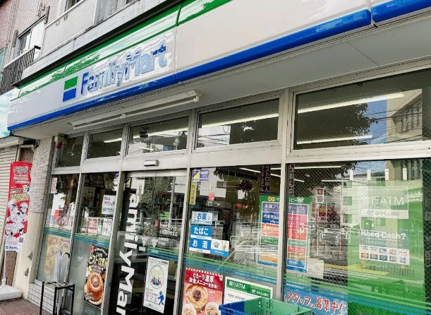 コンビニ　ファミリーマート杉並高円寺北店（コンビニ）まで218m