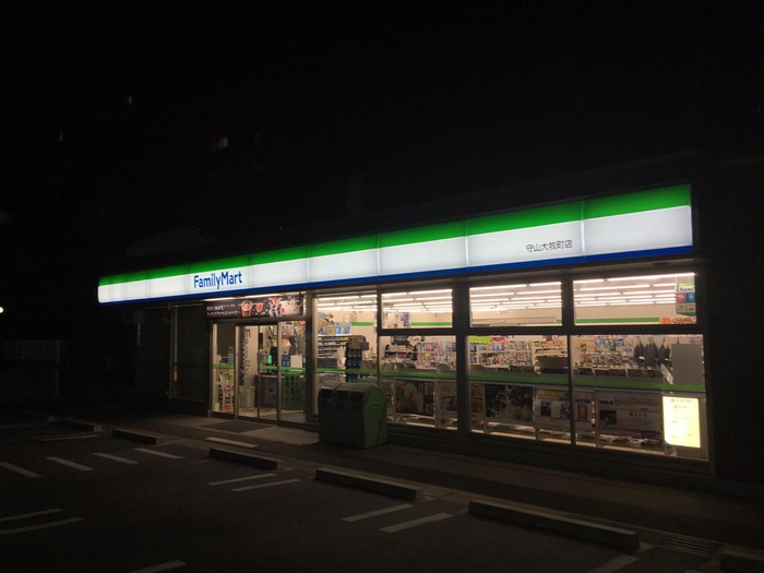 コンビニ　ファミリーマート（コンビニ）まで40m