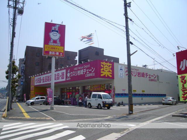 ドラックストア　クスリ岩崎チェーン広島翠町店（ドラッグストア）まで710m
