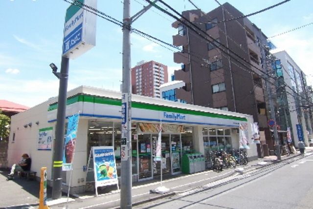 コンビニ　ファミリーマート八王子明神町四丁目店（コンビニ）まで216m