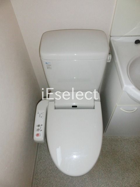 トイレ　シャワートイレ付き。