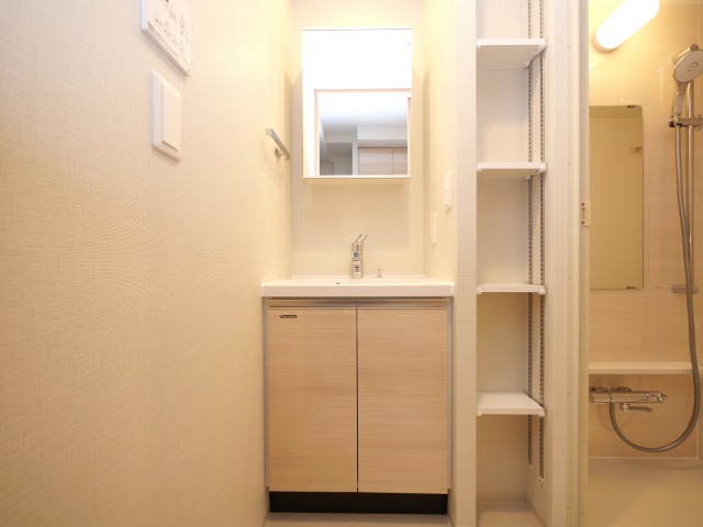 洗面設備　独立洗面台、小物を置くことができて便利です