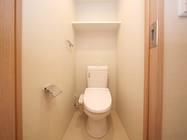 トイレ　落ち着いた色調のトイレです