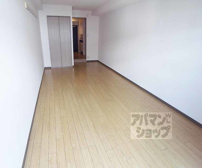 居室・リビング　縦に長い洋室です。