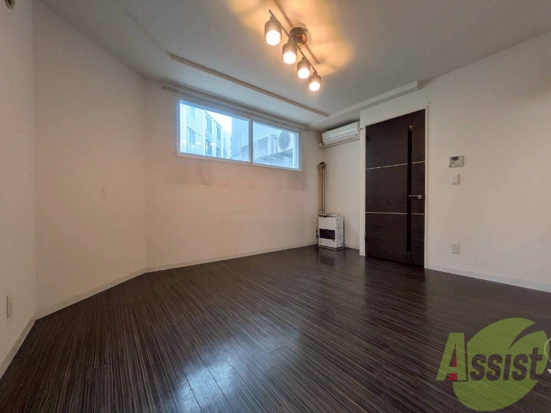 居室・リビング　日当たりが良くて心地よく過ごせそうなお部屋です。