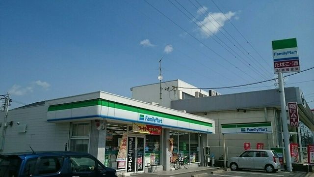 コンビニ　ファミリーマート（コンビニ）まで500m